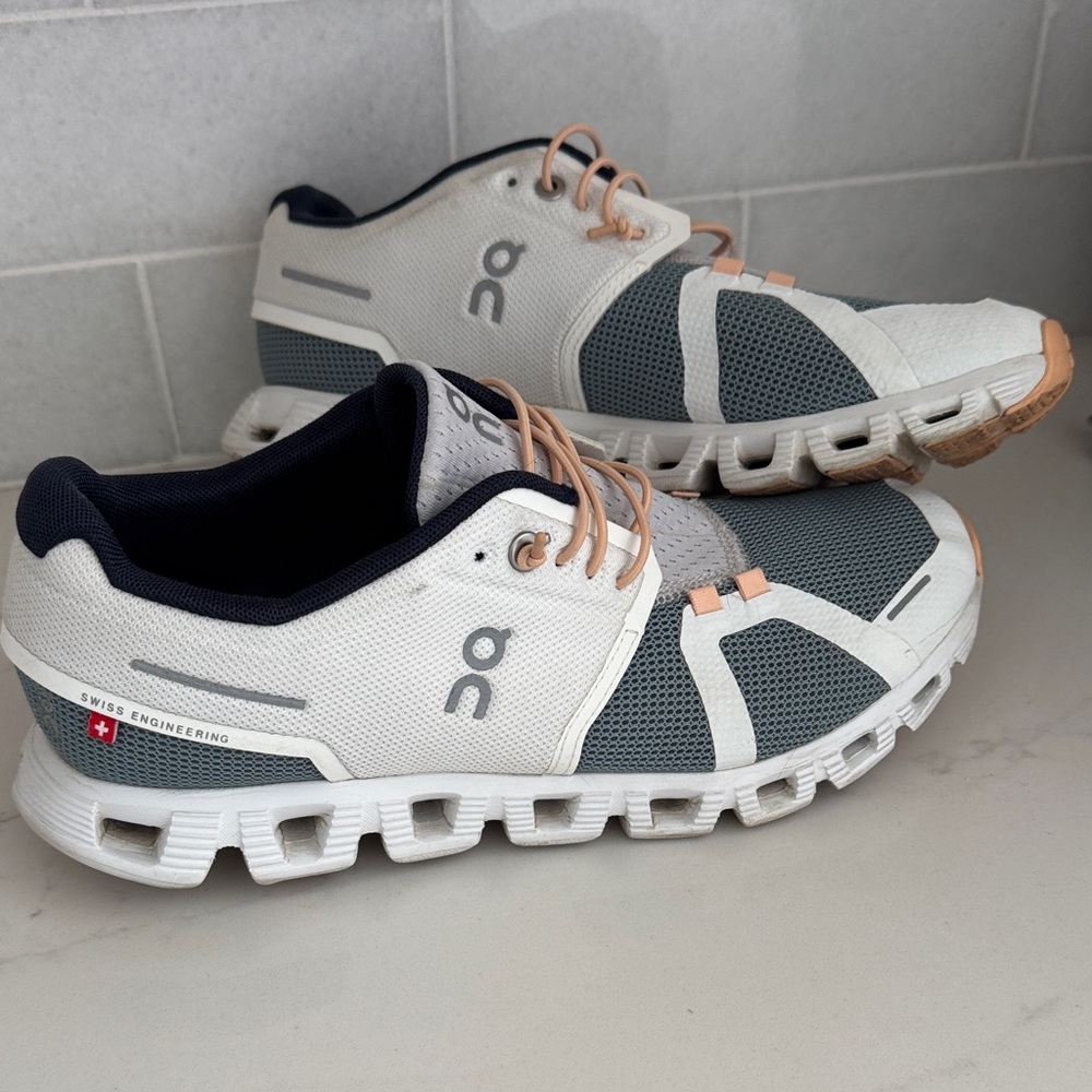 On Running White and Navy Sneakers EUC ON CLOUD GRAY SLATE BLUE ATHLETIC •8.5